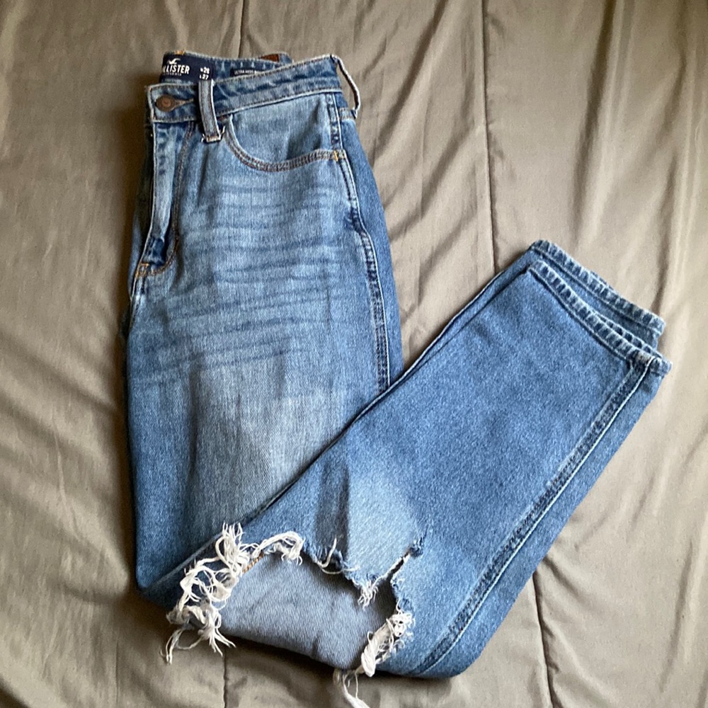 Hollister Ultra High-Rise Mom Jeans